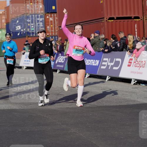 03.10.2025 - Köhlbrandbrückenlauf Michael Burmester http://msf.ph/oto/9020950 03.10.2025 10:21:55 Ziel 1669, 1976, 1977, 2065, 2114, 2298, 2327, 2414, 3114, 3509, 3660, 3661, 3662, 3693, 3694 meine-sportfotos.de