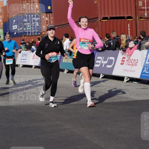 03.10.2025 - Köhlbrandbrückenlauf Michael Burmester http://msf.ph/oto/9020957 03.10.2025 10:21:55 Ziel 1669, 1976, 1977, 2065, 2114, 2298, 2327, 2414, 3114, 3509, 3660, 3661, 3662, 3693, 3694 meine-sportfotos.de