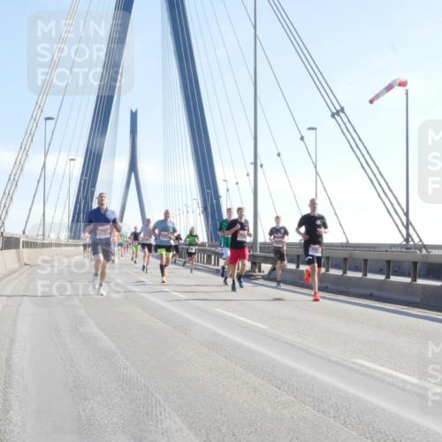 03.10.2025 - Köhlbrandbrückenlauf Matties Gatica Varas http://msf.ph/oto/9020980 03.10.2025 12:23:37 Position 1  meine-sportfotos.de