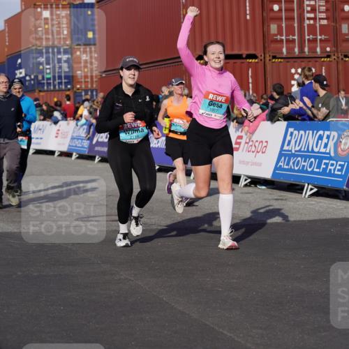 03.10.2025 - Köhlbrandbrückenlauf Michael Burmester http://msf.ph/oto/9020981 03.10.2025 10:21:56 Ziel 1669, 1976, 1977, 2065, 2114, 2298, 2327, 2414, 3114, 3509, 3660, 3661, 3662, 3693, 3694 meine-sportfotos.de