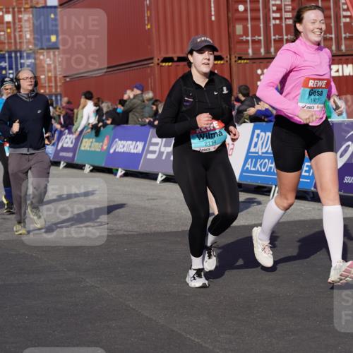 03.10.2025 - Köhlbrandbrückenlauf Michael Burmester http://msf.ph/oto/9020997 03.10.2025 10:21:56 Ziel 1669, 1976, 1977, 2065, 2114, 2298, 2327, 2414, 3114, 3509, 3660, 3661, 3662, 3693, 3694 meine-sportfotos.de