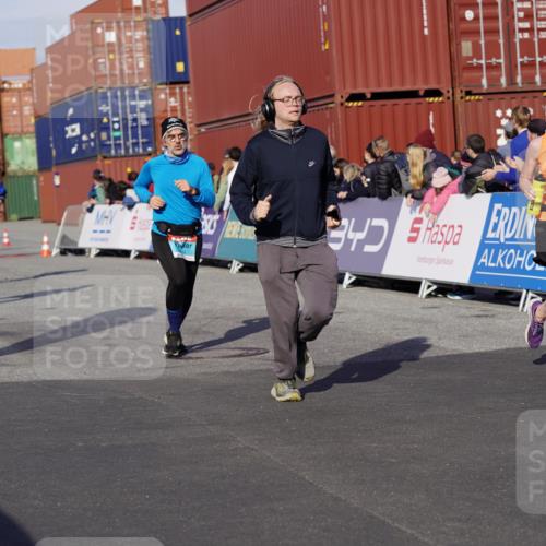 03.10.2025 - Köhlbrandbrückenlauf Michael Burmester http://msf.ph/oto/9021001 03.10.2025 10:21:57 Ziel 1669, 1977, 2065, 2114, 2327, 2414, 3114, 3509, 3660, 3661, 3662, 3693, 3777 meine-sportfotos.de