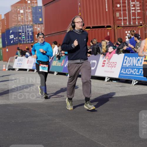 03.10.2025 - Köhlbrandbrückenlauf Michael Burmester http://msf.ph/oto/9021006 03.10.2025 10:21:57 Ziel 1669, 1977, 2065, 2114, 2327, 2414, 3114, 3509, 3660, 3661, 3662, 3693, 3777 meine-sportfotos.de