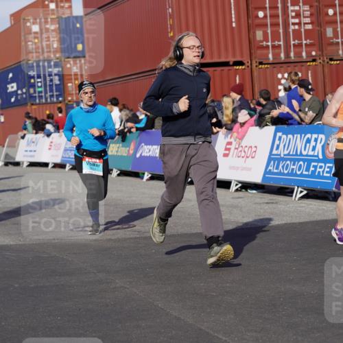 03.10.2025 - Köhlbrandbrückenlauf Michael Burmester http://msf.ph/oto/9021012 03.10.2025 10:21:57 Ziel 1669, 1977, 2065, 2114, 2327, 2414, 3114, 3509, 3660, 3661, 3662, 3693, 3777 meine-sportfotos.de