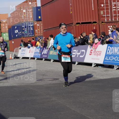 03.10.2025 - Köhlbrandbrückenlauf Michael Burmester http://msf.ph/oto/9021018 03.10.2025 10:21:58 Ziel 1669, 1951, 1977, 2065, 2071, 2114, 2304, 2327, 3114, 3279, 3509, 3777 meine-sportfotos.de
