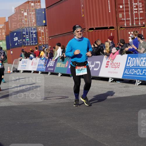 03.10.2025 - Köhlbrandbrückenlauf Michael Burmester http://msf.ph/oto/9021022 03.10.2025 10:21:58 Ziel 1669, 1951, 1977, 2065, 2071, 2114, 2304, 2327, 3114, 3279, 3509, 3777 meine-sportfotos.de