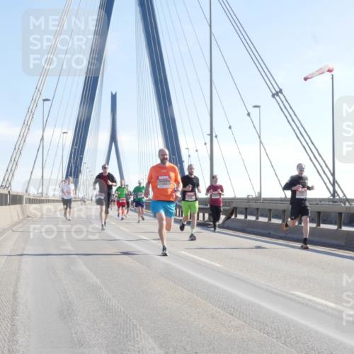 03.10.2025 - Köhlbrandbrückenlauf Matties Gatica Varas http://msf.ph/oto/9021029 03.10.2025 12:23:45 Position 1 1111 meine-sportfotos.de