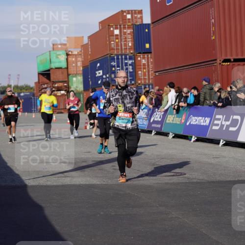 03.10.2025 - Köhlbrandbrückenlauf Michael Burmester http://msf.ph/oto/9021032 03.10.2025 10:22:00 Ziel 1669, 1951, 1977, 2065, 2071, 2114, 2304, 2327, 3114, 3279, 3509, 3777 meine-sportfotos.de