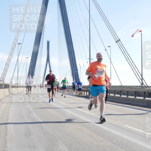 03.10.2025 - Köhlbrandbrückenlauf Matties Gatica Varas http://msf.ph/oto/9021035 03.10.2025 12:23:46 Position 1 4394 meine-sportfotos.de
