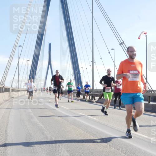 03.10.2025 - Köhlbrandbrückenlauf Matties Gatica Varas http://msf.ph/oto/9021037 03.10.2025 12:23:46 Position 1  meine-sportfotos.de
