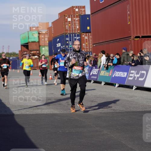 03.10.2025 - Köhlbrandbrückenlauf Michael Burmester http://msf.ph/oto/9021039 03.10.2025 10:22:00 Ziel 1669, 1951, 1977, 2065, 2071, 2114, 2304, 2327, 3114, 3279, 3509, 3777 meine-sportfotos.de