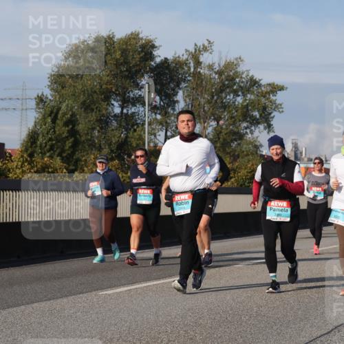 03.10.2025 - Köhlbrandbrückenlauf Luisa Fischer http://msf.ph/oto/9021051 03.10.2025 11:13:51 Position 3 2999, 3001, 3000, 1 meine-sportfotos.de