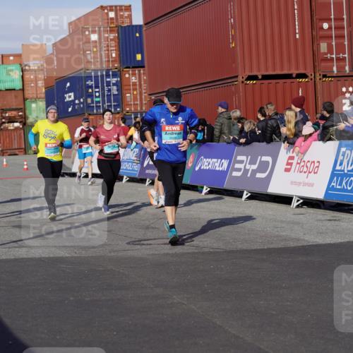 03.10.2025 - Köhlbrandbrückenlauf Michael Burmester http://msf.ph/oto/9021052 03.10.2025 10:22:02 Ziel 1669, 1951, 1984, 2065, 2071, 2304, 2327, 3114, 3279, 3509, 3777 meine-sportfotos.de