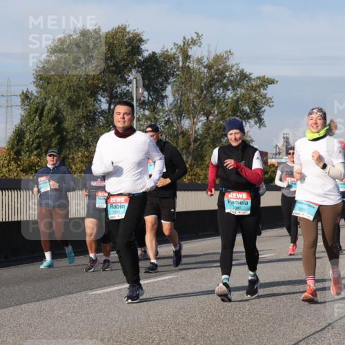 03.10.2025 - Köhlbrandbrückenlauf Luisa Fischer http://msf.ph/oto/9021057 03.10.2025 11:13:51 Position 3 2999, 3001, 3000 meine-sportfotos.de