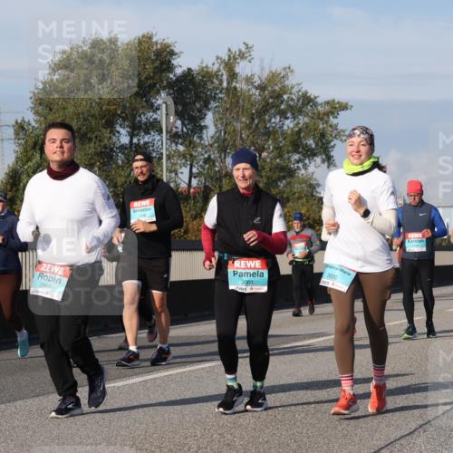 03.10.2025 - Köhlbrandbrückenlauf Luisa Fischer http://msf.ph/oto/9021062 03.10.2025 11:13:52 Position 3 2999, 3001, 3000 meine-sportfotos.de