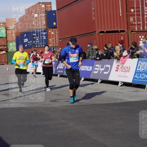 03.10.2025 - Köhlbrandbrückenlauf Michael Burmester http://msf.ph/oto/9021066 03.10.2025 10:22:02 Ziel 1669, 1951, 1984, 2065, 2071, 2304, 2327, 3114, 3279, 3509, 3777 meine-sportfotos.de