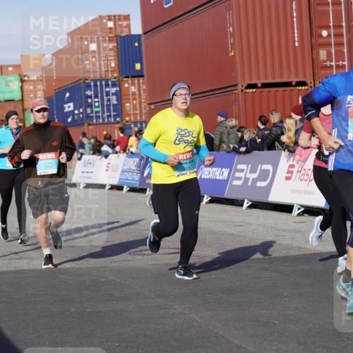 03.10.2025 - Köhlbrandbrückenlauf Michael Burmester http://msf.ph/oto/9021079 03.10.2025 10:22:04 Ziel 1669, 1951, 1984, 2071, 2304, 2314, 3279, 3509, 3777 meine-sportfotos.de