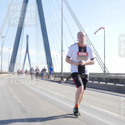 03.10.2025 - Köhlbrandbrückenlauf Matties Gatica Varas http://msf.ph/oto/9021092 03.10.2025 12:23:54 Position 1 304 meine-sportfotos.de