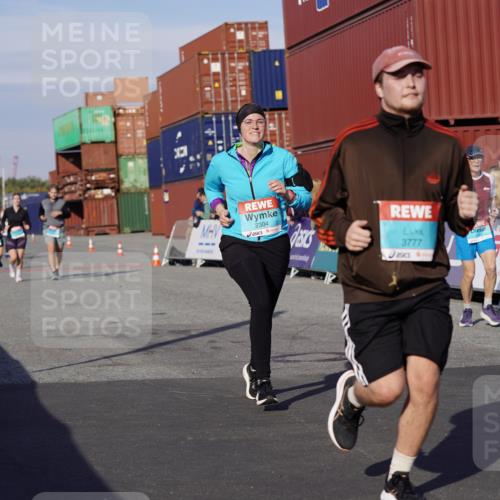 03.10.2025 - Köhlbrandbrückenlauf Michael Burmester http://msf.ph/oto/9021111 03.10.2025 10:22:06 Ziel 1951, 1984, 2071, 2304, 2313, 2314, 3279, 3777 meine-sportfotos.de