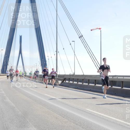 03.10.2025 - Köhlbrandbrückenlauf Matties Gatica Varas http://msf.ph/oto/9021138 03.10.2025 12:24:03 Position 1  meine-sportfotos.de