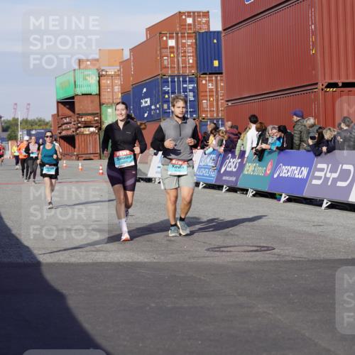 03.10.2025 - Köhlbrandbrückenlauf Michael Burmester http://msf.ph/oto/9021141 03.10.2025 10:22:11 Ziel 1984, 2075, 2313, 2314 meine-sportfotos.de