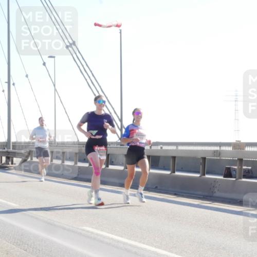 03.10.2025 - Köhlbrandbrückenlauf Matties Gatica Varas http://msf.ph/oto/9021156 03.10.2025 12:24:06 Position 1 34 meine-sportfotos.de