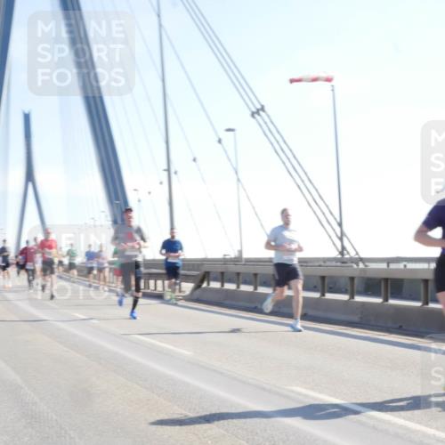 03.10.2025 - Köhlbrandbrückenlauf Matties Gatica Varas http://msf.ph/oto/9021162 03.10.2025 12:24:06 Position 1  meine-sportfotos.de