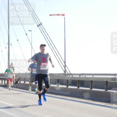 03.10.2025 - Köhlbrandbrückenlauf Matties Gatica Varas http://msf.ph/oto/9021177 03.10.2025 12:24:08 Position 1  meine-sportfotos.de