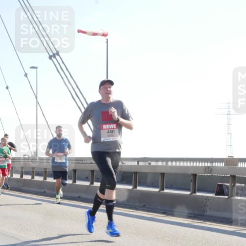 03.10.2025 - Köhlbrandbrückenlauf Matties Gatica Varas http://msf.ph/oto/9021181 03.10.2025 12:24:09 Position 1 5915, 6255 meine-sportfotos.de