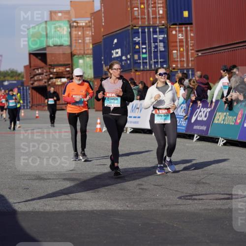 03.10.2025 - Köhlbrandbrückenlauf Michael Burmester http://msf.ph/oto/9021216 03.10.2025 10:22:18 Ziel 2075, 2217, 2218, 3577 meine-sportfotos.de