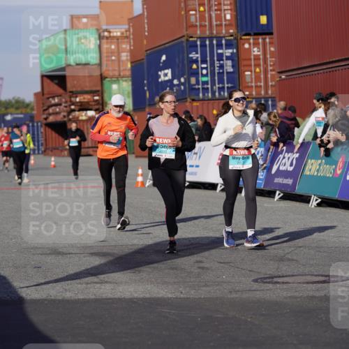 03.10.2025 - Köhlbrandbrückenlauf Michael Burmester http://msf.ph/oto/9021221 03.10.2025 10:22:18 Ziel 2075, 2217, 2218, 3577 meine-sportfotos.de