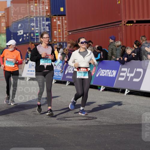 03.10.2025 - Köhlbrandbrückenlauf Michael Burmester http://msf.ph/oto/9021228 03.10.2025 10:22:19 Ziel 2075, 2217, 2218, 3577 meine-sportfotos.de
