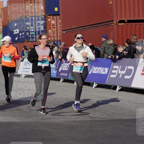 03.10.2025 - Köhlbrandbrückenlauf Michael Burmester http://msf.ph/oto/9021232 03.10.2025 10:22:19 Ziel 2075, 2217, 2218, 3577 meine-sportfotos.de