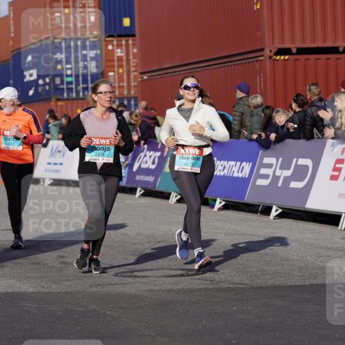 03.10.2025 - Köhlbrandbrückenlauf Michael Burmester http://msf.ph/oto/9021236 03.10.2025 10:22:19 Ziel 2075, 2217, 2218, 3577 meine-sportfotos.de