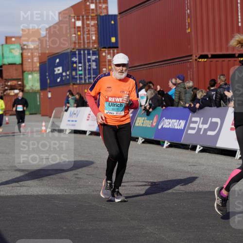 03.10.2025 - Köhlbrandbrückenlauf Michael Burmester http://msf.ph/oto/9021242 03.10.2025 10:22:21 Ziel 2217, 2218, 2296, 3577 meine-sportfotos.de