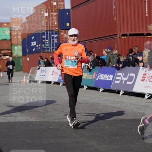 03.10.2025 - Köhlbrandbrückenlauf Michael Burmester http://msf.ph/oto/9021247 03.10.2025 10:22:21 Ziel 2217, 2218, 2296, 3577 meine-sportfotos.de