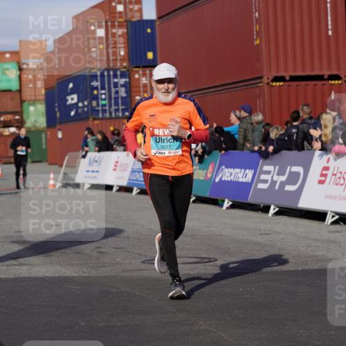 03.10.2025 - Köhlbrandbrückenlauf Michael Burmester http://msf.ph/oto/9021251 03.10.2025 10:22:21 Ziel 2217, 2218, 2296, 3577 meine-sportfotos.de
