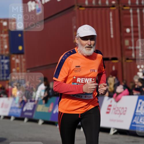 03.10.2025 - Köhlbrandbrückenlauf Michael Burmester http://msf.ph/oto/9021255 03.10.2025 10:22:22 Ziel 2213, 2217, 2218, 2296, 2300, 3577 meine-sportfotos.de