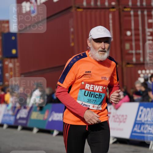 03.10.2025 - Köhlbrandbrückenlauf Michael Burmester http://msf.ph/oto/9021258 03.10.2025 10:22:22 Ziel 2213, 2217, 2218, 2296, 2300, 3577 meine-sportfotos.de