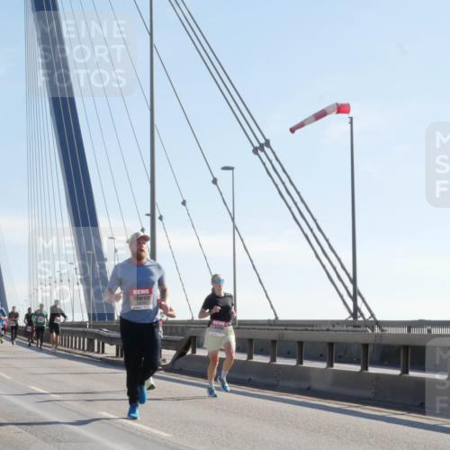 03.10.2025 - Köhlbrandbrückenlauf Matties Gatica Varas http://msf.ph/oto/9021281 03.10.2025 12:24:28 Position 1  meine-sportfotos.de