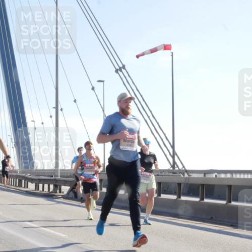 03.10.2025 - Köhlbrandbrückenlauf Matties Gatica Varas http://msf.ph/oto/9021285 03.10.2025 12:24:29 Position 1  meine-sportfotos.de