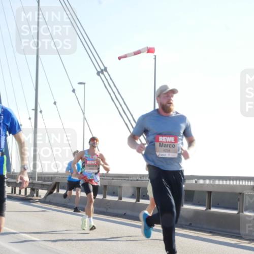 03.10.2025 - Köhlbrandbrückenlauf Matties Gatica Varas http://msf.ph/oto/9021289 03.10.2025 12:24:29 Position 1 47, 4940, 4234 meine-sportfotos.de