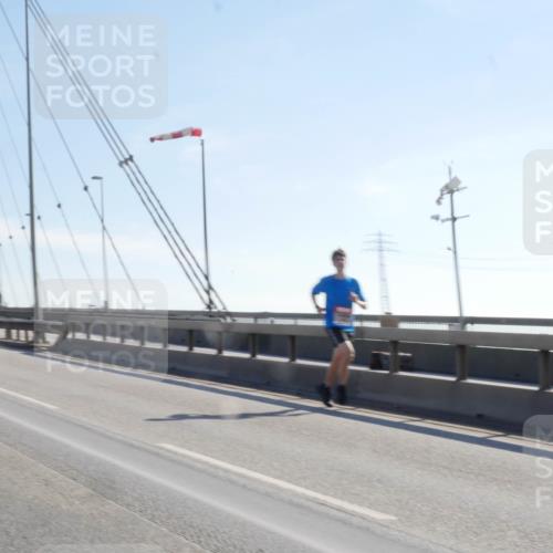 03.10.2025 - Köhlbrandbrückenlauf Matties Gatica Varas http://msf.ph/oto/9021300 03.10.2025 12:24:32 Position 1  meine-sportfotos.de