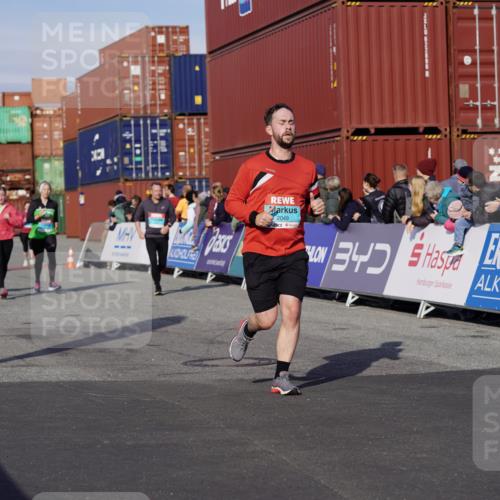 03.10.2025 - Köhlbrandbrückenlauf Michael Burmester http://msf.ph/oto/9021307 03.10.2025 10:22:33 Ziel 2049, 2099, 2213, 2296, 2300, 2308, 3582, 3583, 3619 meine-sportfotos.de