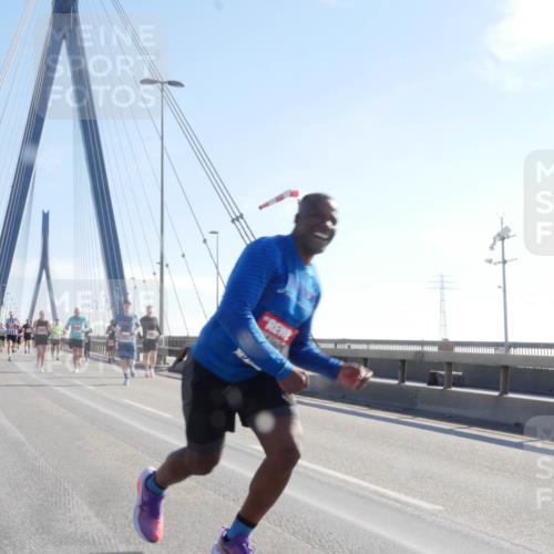 03.10.2025 - Köhlbrandbrückenlauf Matties Gatica Varas http://msf.ph/oto/9021309 03.10.2025 12:24:34 Position 1  meine-sportfotos.de