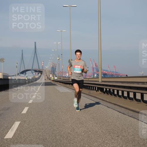 03.10.2025 - Köhlbrandbrückenlauf Fabian Wolf http://msf.ph/oto/9021311 03.10.2025 09:34:41 Position 3 3782 meine-sportfotos.de