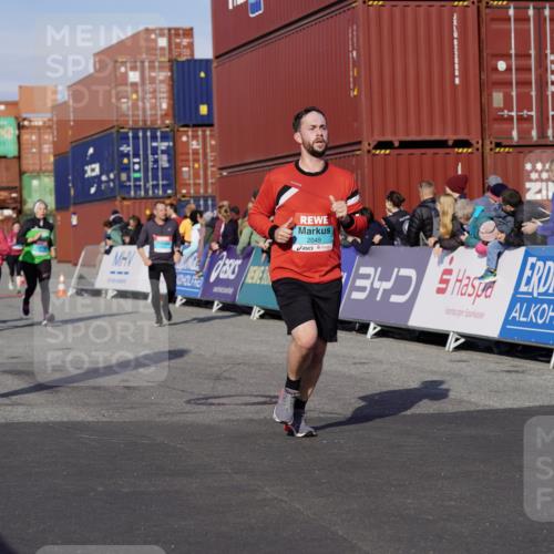 03.10.2025 - Köhlbrandbrückenlauf Michael Burmester http://msf.ph/oto/9021312 03.10.2025 10:22:33 Ziel 2049, 2099, 2213, 2296, 2300, 2308, 3582, 3583, 3619 meine-sportfotos.de