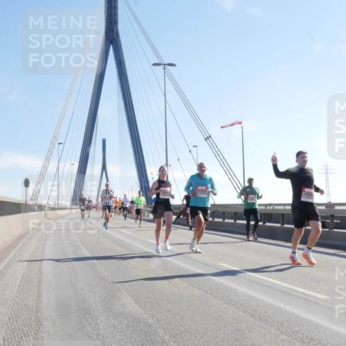 03.10.2025 - Köhlbrandbrückenlauf Matties Gatica Varas http://msf.ph/oto/9021325 03.10.2025 12:24:38 Position 1  meine-sportfotos.de