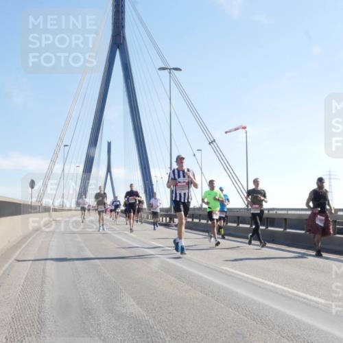 03.10.2025 - Köhlbrandbrückenlauf Matties Gatica Varas http://msf.ph/oto/9021339 03.10.2025 12:24:41 Position 1  meine-sportfotos.de