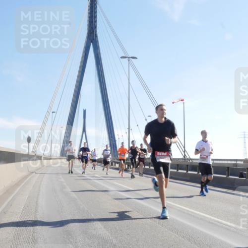 03.10.2025 - Köhlbrandbrückenlauf Matties Gatica Varas http://msf.ph/oto/9021352 03.10.2025 12:24:44 Position 1  meine-sportfotos.de